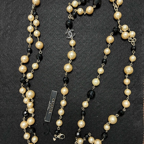 **SOLD**
NWT Vintage CHANEL Faux Pearl and CC Logo Necklace - Picture 3 of 7